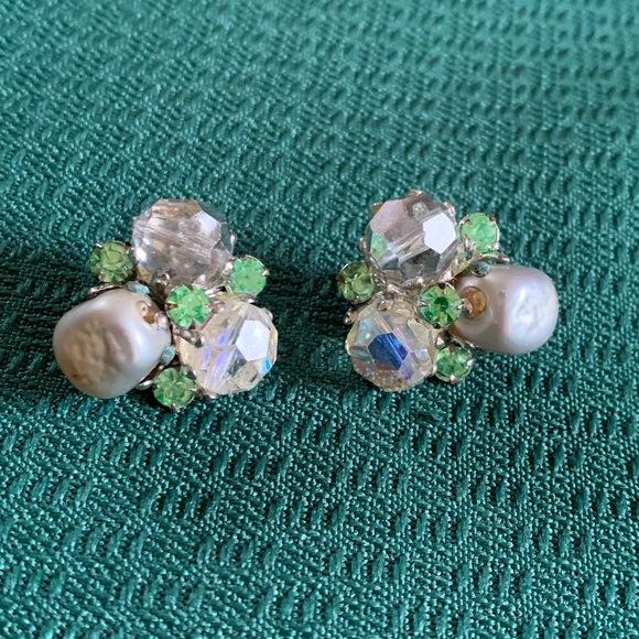 Vintage Vogue 1950s Cluster Earrings Clip On Green Rhinestone with Crystal Beads - Picture 2 of 9